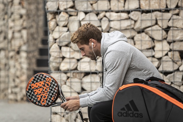 曼联主场4比1大胜狼队，B费梅开二度，姆贝莫、芒特破门，终结对手不胜纪录，升至第六。